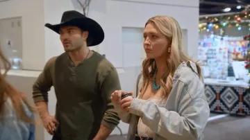 Corset Urban Outfitters Out From Under Modern Love porté par Kacie Adkison dans l'épisode 8 de la saison 3 de The McBee Dynasty : Real American Cowboys.
