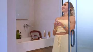 Conjunto de dos piezas de pantalón y top tipo bandeau color amarillo mantequilla de Athîral Towelling, usado por Ella Rae Wise en The Only Way Is Essex (T37E06).