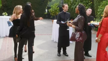 Pantalón tobillero vegano de Alice + Olivia Alexander usado por Porsha Williams, como se ve en The Real Housewives Ultimate Girls Trip (T05E02).