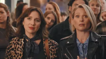Camisa azul con estampado de cebra de Whistles usada por Karen (Sian Brooke) como se ve en Trying (T05E05)