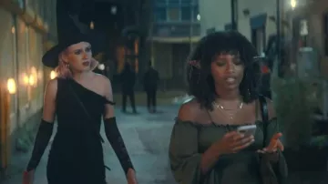 Robe moulante mini à double couche et à épaules dénudées Kaiia exclusive, portée par la princesse (Scarlett Rayner) dans l'épisode Trying (S05E06).