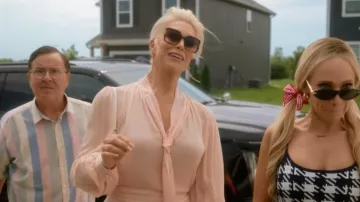 Boucles d'oreilles pendantes en diamants Serpent's Trace de Shaun Leane portées par Rebecca Welton (Hannah Waddingham) dans l'épisode Ted Lasso (S04E01).