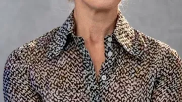 Camisa con estampado rizado de Hannah Waddingham y Ted Lasso S04