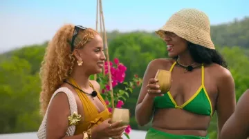 Top de bikini Superdown Salton usado por Yasmin, como se ve en Love Is Blind: UK (T03E05).
