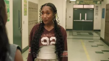 Pull court à manches longues Out From Under porté par Macy (Najah Jackson) dans l'épisode All American (S08E06)