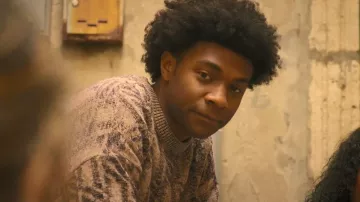 Jersey de punto Cotton On Garage usado por Pope Heyward (Jonathan Daviss) como se ve en Outer Banks (T05E01).