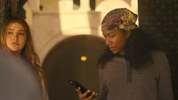 T-shirt Henley en maille gaufrée Ruth modifié, porté par Cleo (Carlacia Grant) dans l'épisode 2 de la saison 5 d'Outer Banks.