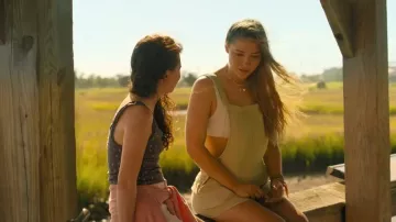 Mono corto Tillys Billabong Beach Crush usado por Sarah Cameron (Madelyn Cline) como se ve en Outer Banks (T05E04)