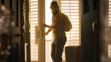 Pantalón de trabajo Carhartt Rugged Flex® Rigby de 5 bolsillos usado por John B. Routledge (Chase Stokes) como se ve en Outer Banks (T05E04).