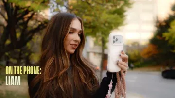 Gourde de verre Velvet Caviar Strawberry Milk Jelly MagSafe MightyGrip utilisée par Ariana Biermann dans Next Gen NYC (S02E07)