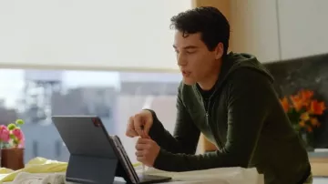 Sweat à capuche zippé Luca Faloni en cachemire double épaisseur porté par Brooks Marks dans Next Gen NYC (S02E07)
