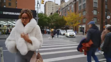 Chaqueta corta de piel sintética vegana Miss Circle Kali blanca usada por Emira D'spain como se ve en Next Gen NYC (T02E07)