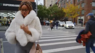 Bolso pequeño Chanel 25 acolchado de piel caviar, color rosa claro, usado por Emira D'spain, como se ve en Next Gen NYC (T02E07).