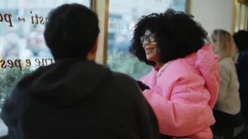 Chaqueta de la colección cápsula Fendi x Nicki Minaj usada por Riley Burruss, como se ve en Next Gen NYC (T02E07).