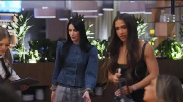 Chaqueta de Emma Krikorian Bookworm usada por Georgia McCann como se ve en Next Gen NYC (T02E07)