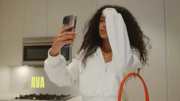 Sudadera con capucha y cremallera estilo boyfriend de felpa de Aritzia usada por Ava Dash, como se ve en Next Gen NYC (T02E07).