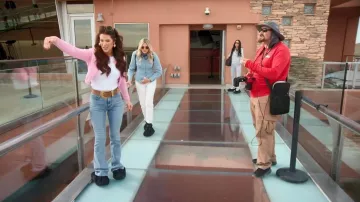 Jean à jambes larges Veronica Beard Crosbie porté par Emily Simpson dans l'épisode 7 de la saison 20 de The Real Housewives of Orange County.