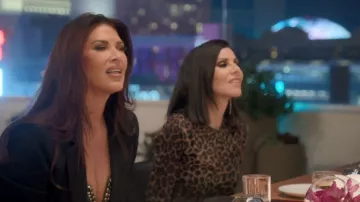 Robe mini en maille froncée à imprimé léopard Saint Laurent portée par Heather Dubrow dans l'épisode 7 de The Real Housewives of Orange County (S20E07).
