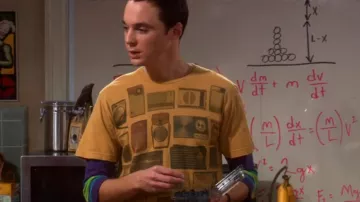 T-shirt Vintage Antique Radios porté par Sheldon Cooper (Jim Parsons) dans The Big Bang Theory (S02E10)
