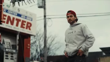 Sweat à capuche gris avec logo Type 7 porté par Liam Obergfoll dans Next Gen NYC (S02E07)