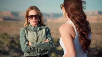 Veste de moto en denim Abrand Roxie portée par Jennifer Pedranti dans l'épisode 7 de la saison 20 de The Real Housewives of Orange County.