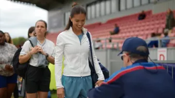 Haut de running Nike Swift Dri Fit à fermeture éclair intégrale porté par Sarah dans l'épisode Ted Lasso (S04E03)