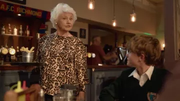 Chemisier Kaffe Kahannah porté par Mae Green (Annette Badland) dans l'épisode Ted Lasso (S04E03)