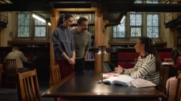 Pantalon de survêtement Nike Phoenix Fleece taille haute à jambes larges porté par Alice Chilton (Tanya Reynolds) dans l'épisode Ted Lasso (S04E03).