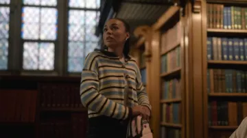Pull Musera oversize à boutons et épaules tombantes en maille rayée, porté par Shannon dans l'épisode Ted Lasso (S04E03).