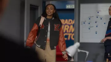Veste intersaison Karl Kani portée par Shannon dans l'épisode Ted Lasso (S04E03)