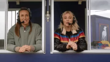 Veste Aviator Nation à 5 bandes, noir brillant, portée par Keeley Jones (Juno Temple) dans l'épisode Ted Lasso (S04E03).
