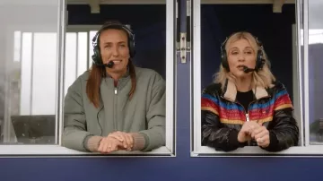 Veste bomber décontractée Levi's portée par Niamh (Aisling Sharkey) dans l'épisode Ted Lasso (S04E03)