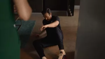 Zapatillas Nike Shox R4 en color azul marino oscuro usadas por Ted Lasso (Jason Sudeikis) como se ve en Ted Lasso (T04E03).