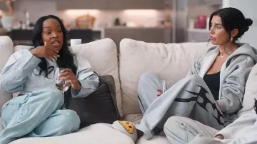 Pantalon de jogging graphique à jambes larges Boohooman Extreme porté par Nicole Williams English dans l'épisode The Girls : A Khloé Kardashian Project (S01E02)