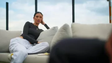 Camiseta de manga larga Fits Everybody usada por Nicole Williams English, como se ve en The Girls: A Khloé Kardashian Project (T01E02).