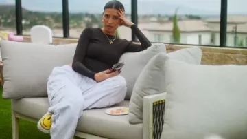 Pantuflas retro de peluche con carita feliz de Lionpark usadas por Nicole Williams English, como se ve en The Girls: A Khloé Kardashian Project (S01E02).