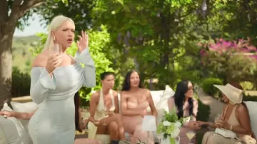 Vestido largo ajustado de Laboutique Brazil, color verde, con hombros descubiertos y fruncido, usado por Olivia Pierson en The Girls: A Khloé Kardashian Project (T01E02).
