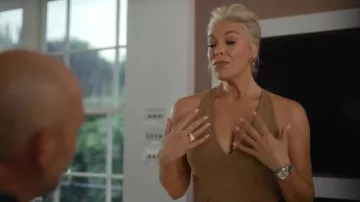 Pendientes de perlas con gancho de Shaun Leane usados por Rebecca Welton (Hannah Waddingham) como se ve en Ted Lasso (T04E03).