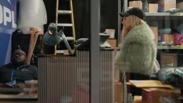 Le manteau court oversize en fourrure mongole Attico porté par Keeley Jones (Juno Temple) dans l'épisode Ted Lasso (S04E03).