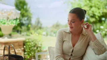 Gilet cardigan léger porté par Khloé Kardashian dans l'épisode « The Girls : A Khloé Kardashian Project » (S01E02)