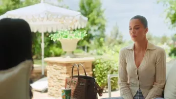 Sac Birkin 35 Havane en crocodile Porosus brillant d'Hermès porté par Khloé Kardashian, comme on le voit dans The Girls : A Khloé Kardashian Project (S01E02)