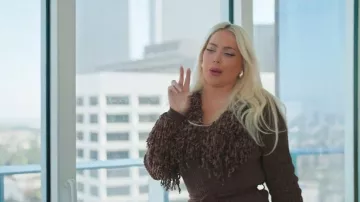 Gilet en maille à franges et col en V de la marque Naked Wardrobe porté par Olivia Pierson dans l'épisode « The Girls : A Khloé Kardashian Project » (S01E02).