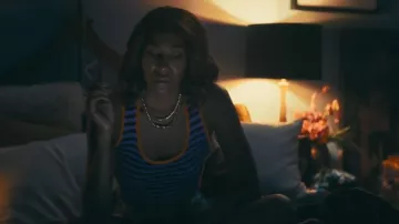 Maillot de bain rayé découpé Liza Bruce porté par Diarra Brickland (Diarra Kilpatrick) dans l'épisode « Diarra from Detroit » (S02E04).