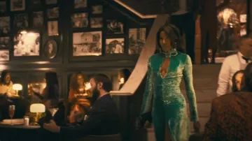 La robe en velours Attico portée par Diarra Brickland (Diarra Kilpatrick) comme on le voit dans Diarra from Detroit (S02E04)