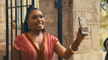 Minivestido acampanado de punto enrollado con escote en V de Balmain, usado por Aja (DomiNque Perry) en Diarra from Detroit (T02E05).