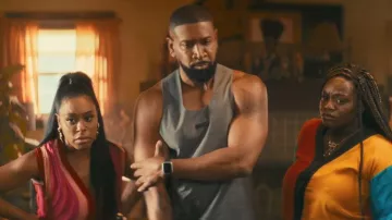 Camiseta sin mangas Fear of God Essential Tank usada por Mr. Tea (Bryan Terrell Clark) como se ve en Diarra from Detroit (T02E05)