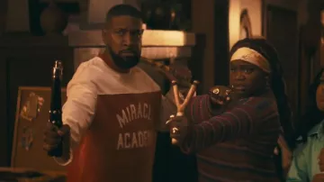 Camiseta de manga larga del equipo universitario de la Academia de los Milagros de Nahmia usada por Bryan Terrell Clark, como se ve en Diarra de Detroit (T02E05).
