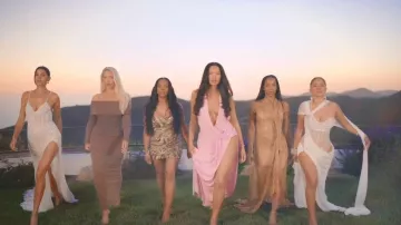 Robe courte Meshki Eloise perlée à la main portée par Khadijah Haqq McCray dans l'épisode « The Girls : A Khloé Kardashian Project » (S01E01).