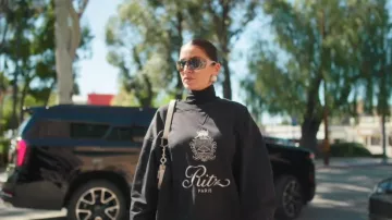Sweat-shirt unisexe Frame Ritz porté par Nicole Williams English dans l'épisode « The Girls : A Khloé Kardashian Project » (S01E01).
