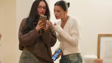 Gilet en maille côtelée Freida de Cult Gaia porté par Nicole Williams English, comme on le voit dans The Girls : A Khloé Kardashian Project (S01E01)